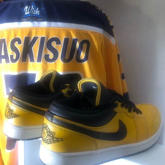 Nike Air Jordan’s 1’s Yellow and Black, like new still. I really good condition - Picture 7 of 13